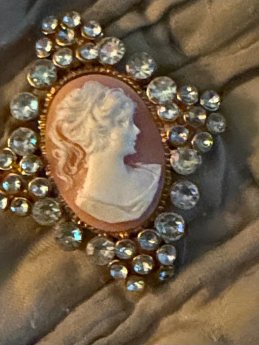 Canes brooch crystal with aurora borealis surrounding the oval female profile